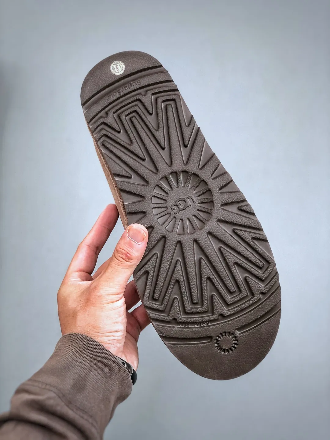 Local self-pickup💰540 supports store placement. The top version on the market. UGG Tazz. Ethnic thin-soled men's and women's models. Xiaohongshu's hot model. Produced by a major foreign trade factory in Guangzhou. Real sheep fur from toe to insole. Independent outer box packaging. Chip. Waterproof process. Different from any version on the market. 5cm thick sole, independently developed original outsole, cashmere insole, keeping warm in winter, suitable for home use. In the new year, uug launched a style series, which is partially geared towards the preferences of young consumers. It has also moved to the forefront of fashion trends. Shoe body material, water-repellent coated suede upper, 17 mm UGGPURE™ implanted wool insole, lightweight non-slip and comfortable rubber outsole, with brand LOGO and trademark, with full package Size: 35 36 37 38 39 40 41 42 43 44 45